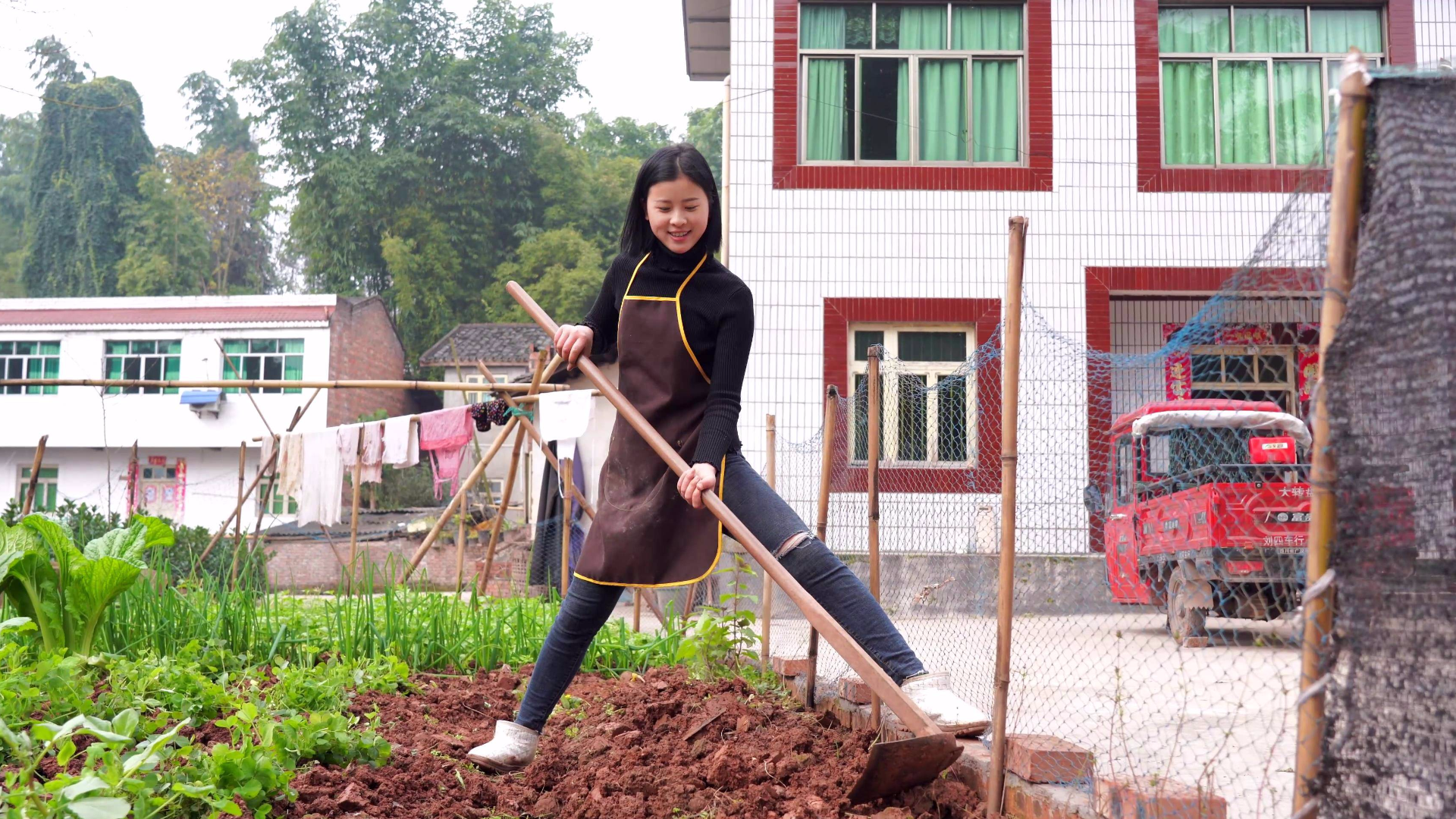 漆二娃vlog:之前华农哥帮忙翻地种的花枯萎了,现在重新撒种